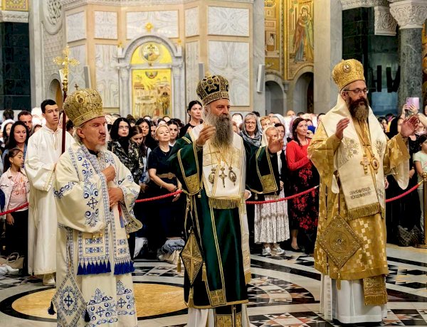 Митрополит Митрофан на Педесетницу богослужио у Храму Светог Саве пред Појасом Пресвете Богородице