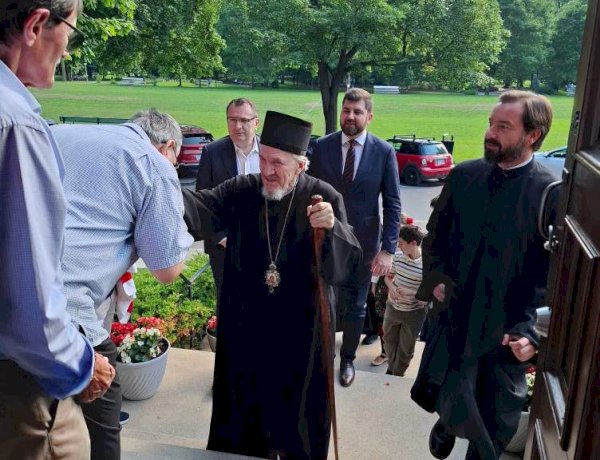 Митрополит Митрофан и Амбасадор Томашевић посетили видовданску изложбу „Златни Срби – мој свет, моје боје” у Монтреалу